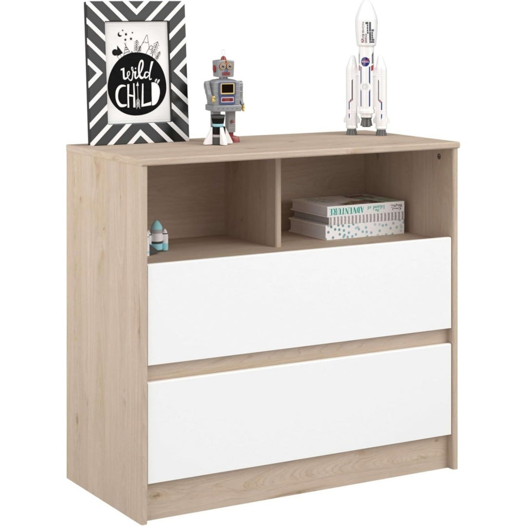 Matte Oberflaechen praegen das Sideboard in Weiss und Eichenbraun