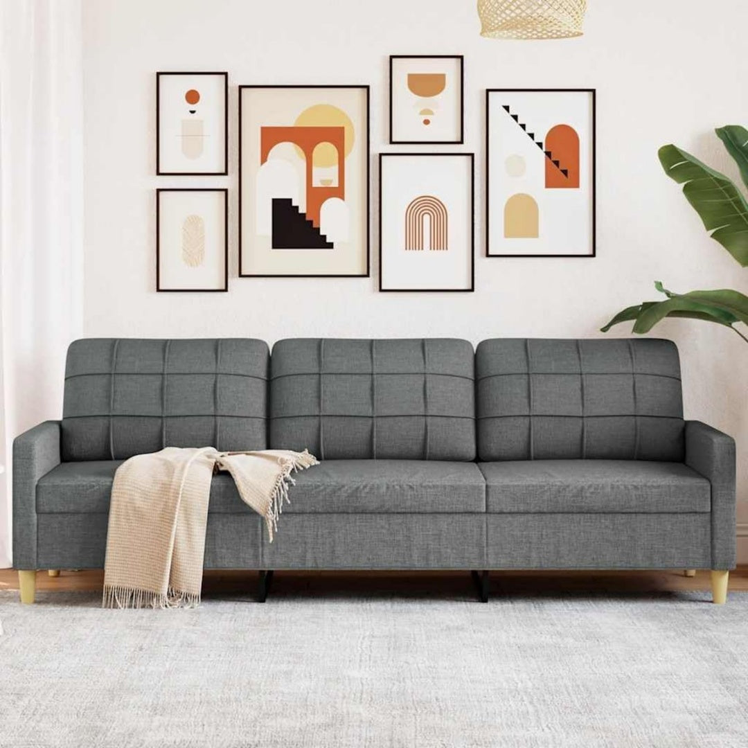 Dunkelgraues Stoffsofa mit drei gerasterten Rueckenpolstern