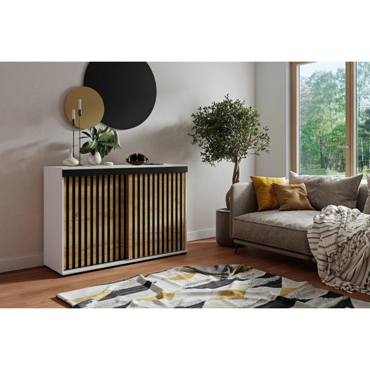 Das Sideboard vereint strukturierte Fronten mit geschlossenem Stauraum