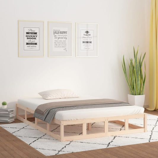 Das Bettgestell misst 200 x 200 cm