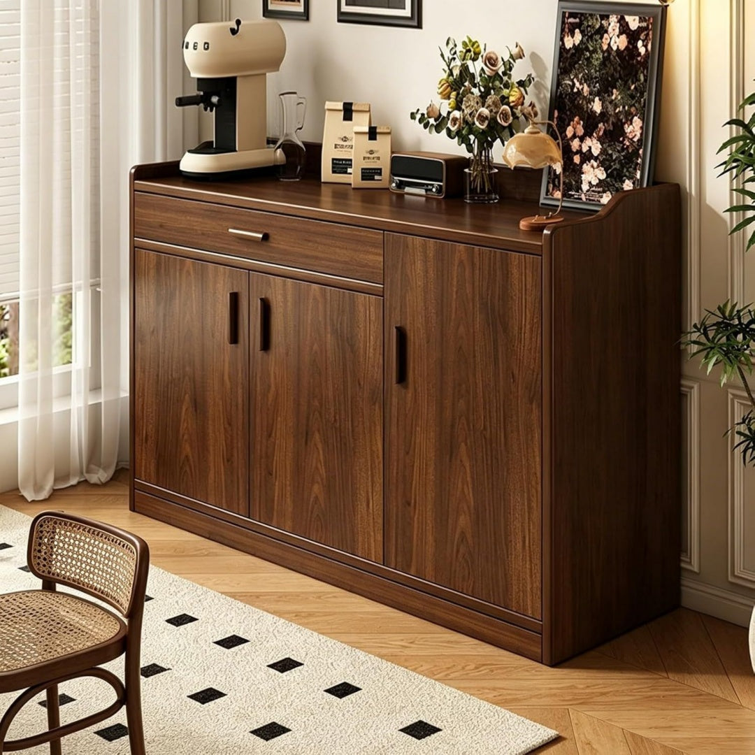 Gerundete Konturen praegen das Sideboard in Dunkelbraun
