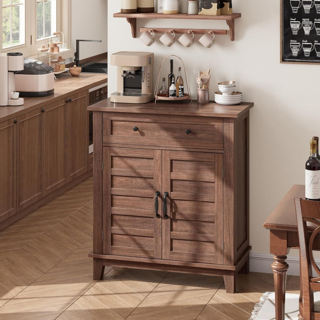 2 Tueren treffen auf strukturierte Fronten an dem Sideboard