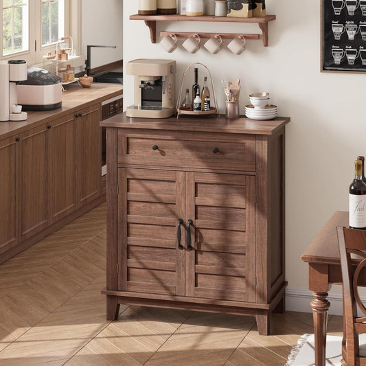 2 Tueren treffen auf strukturierte Fronten an dem Sideboard