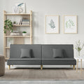 Eine ausziehbare Konstruktion und weiche Polster an dem Sofa