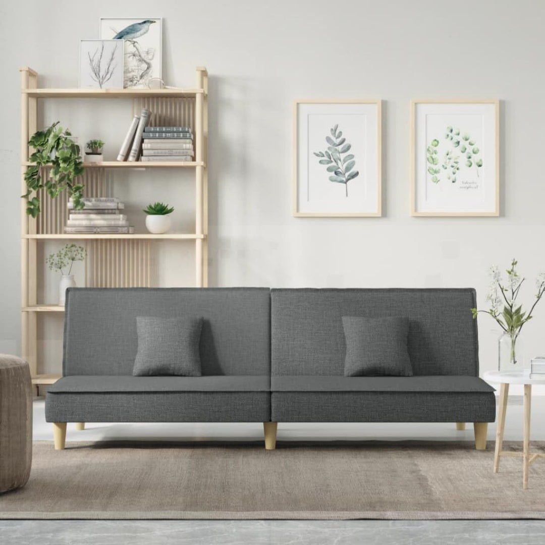Eine ausziehbare Konstruktion und weiche Polster an dem Sofa
