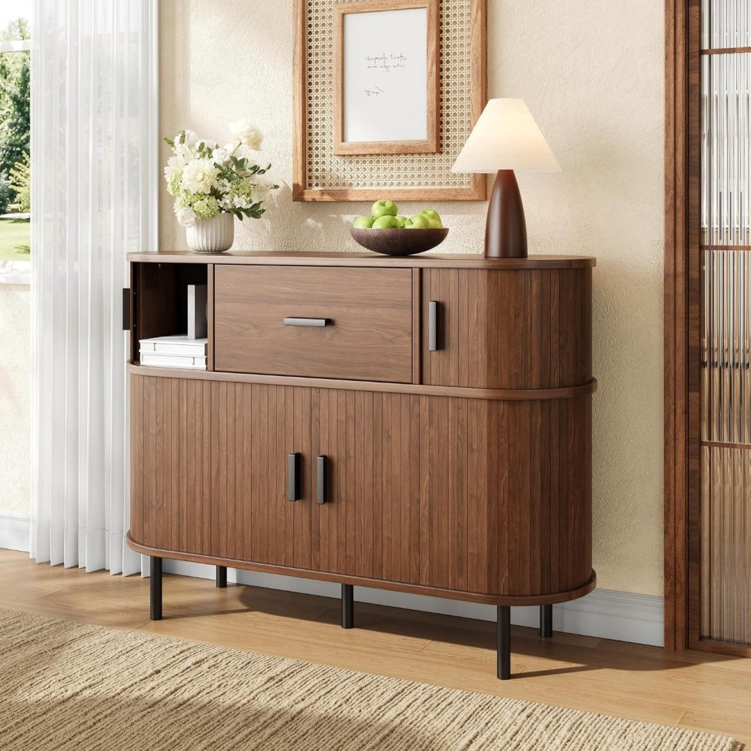 Geschlossener Stauraum praegt das Sideboard in Nussbaumbraun