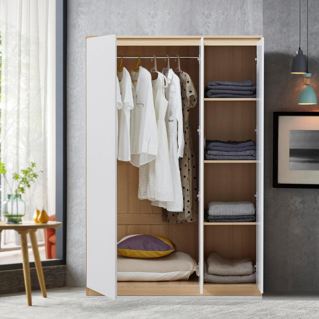 Der Kleiderschrank nimmt mit 176 x 120 x 52 cm Gestalt an
