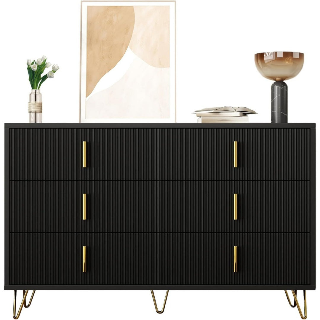 Sideboard mit goldfarbenen Griffen und Schubladen