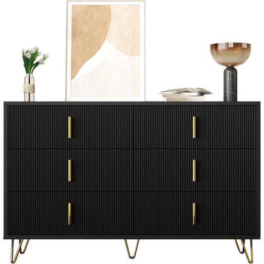 Sideboard mit goldfarbenen Griffen und Schubladen