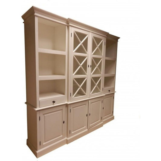 Das Sideboard vereint 4 Tueren mit geschlossenem Stauraum