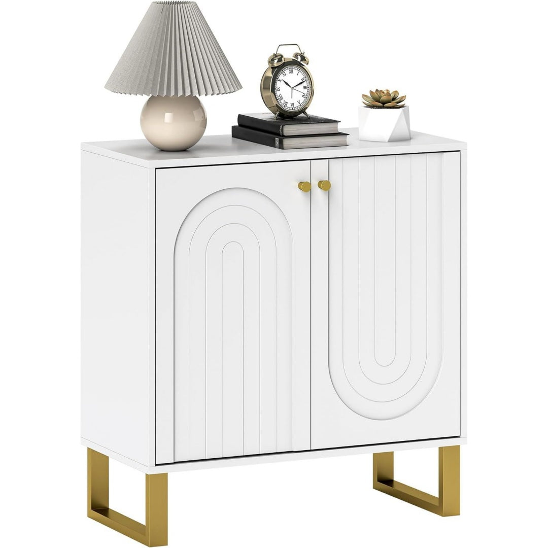 Sideboard verbindet goldfarbene Griffe und ein Metallgestell