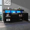 Glasablagen an dem Sideboard